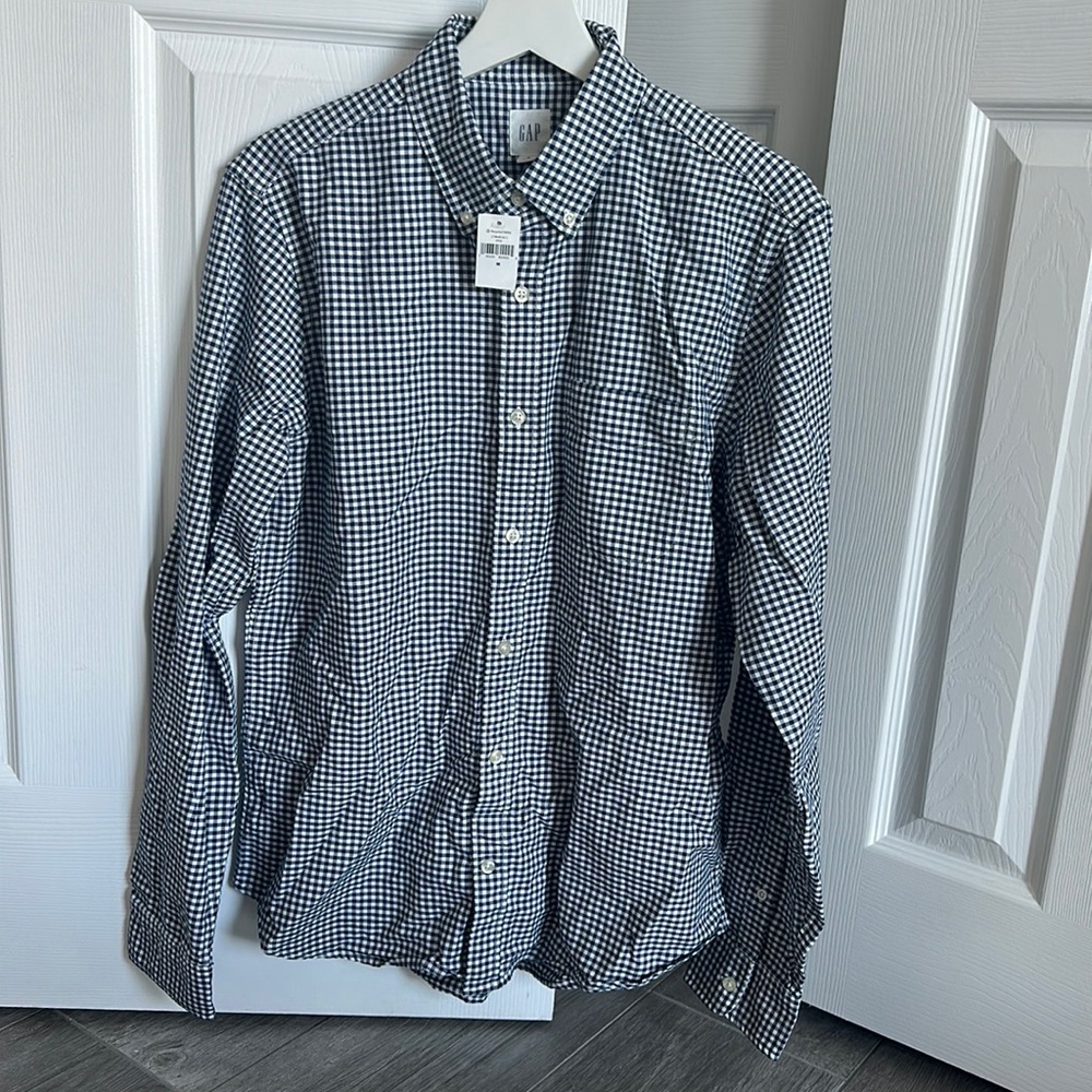 Gap Medium Men’s button down shirt never worn